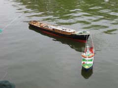 Unser dickstes Boot wird von der Merian von Jürgen geschleppt. Da gabs wohl ein Problem mit dem Regler..
