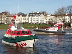 Zwei Generationen Tochterboote auf der Weser