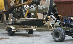 295 Trailer Räder montiert mit Boot von schräg vorn STB