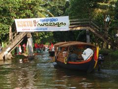 Kerala   Verkehr auf Backwater 4