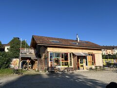 Grosse Dachflächenfenster (180x200 cm), nach Westen ausgerichtet. Foto vom 11. Mai 2025.